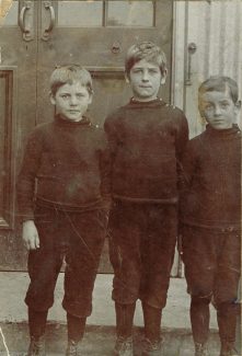 Sidney in the middle with Brothers Bill and Frank at Langdon Hills School Sidney in the middle with Brothers Bill and Frank at Langdon Hills School | Peter Sloper